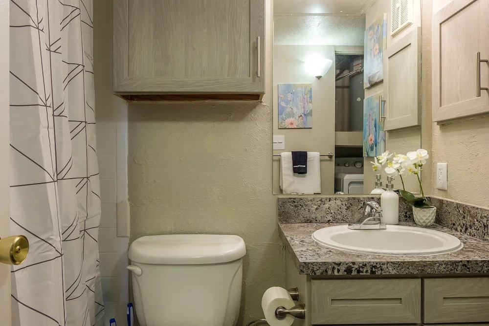 Eastside 1 & 2 BR Apts with balcony by Frontdesk
