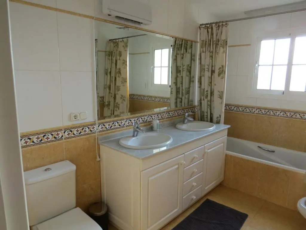 Spacious 700m2 villa, Golfers paradise.