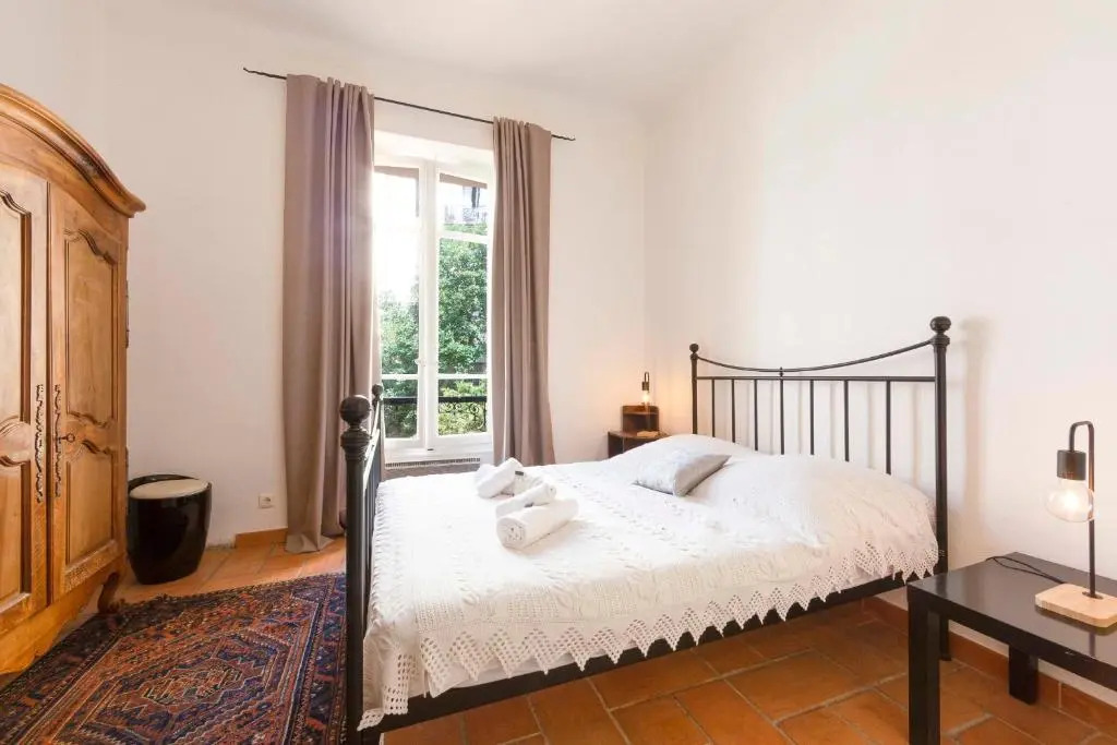 Large spacious 2 BDR apt heart of Antibes 300 meters from beach