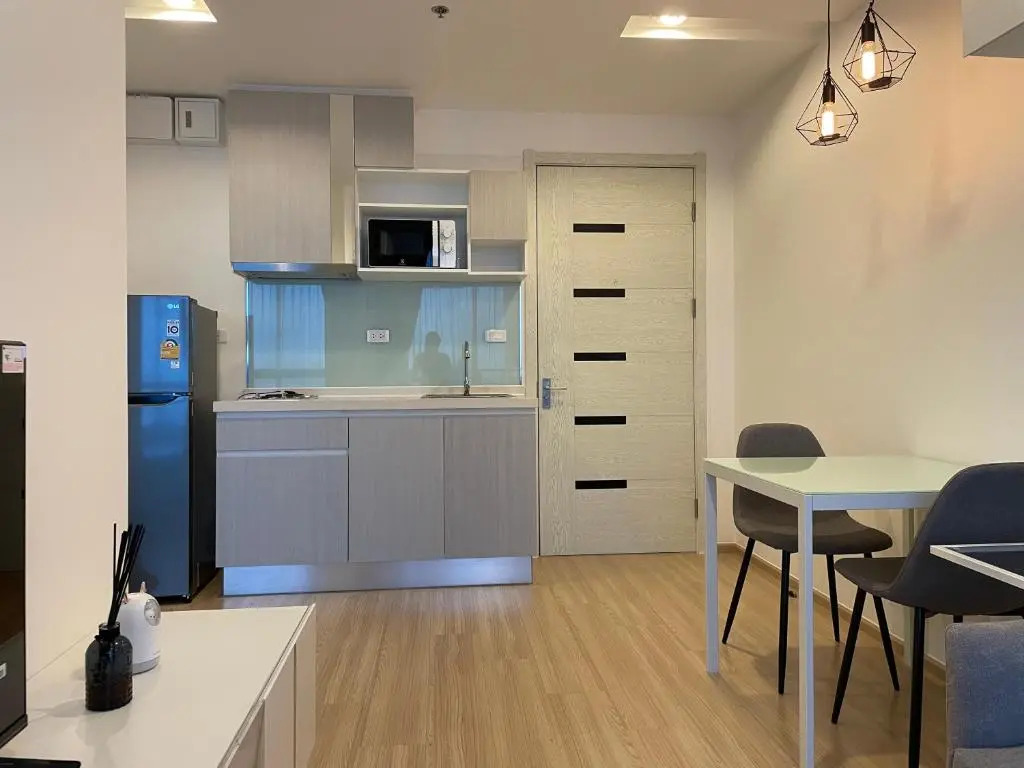 Breezy room with balcony view Sukhumvit77