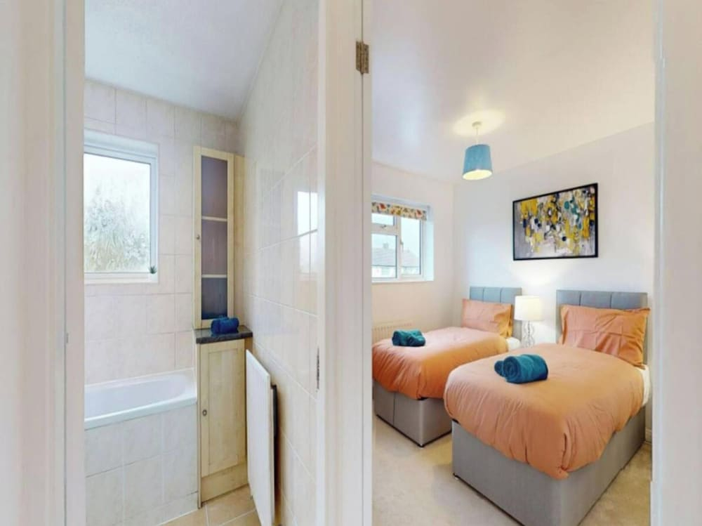 Comfort Stay Slough 3BR Home for Groups Families