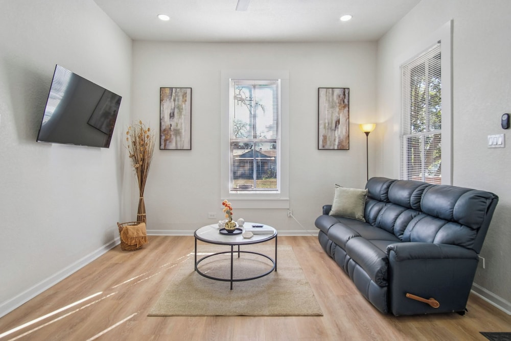 Cozy Historic Gem: 5 Mins to Downtown SA