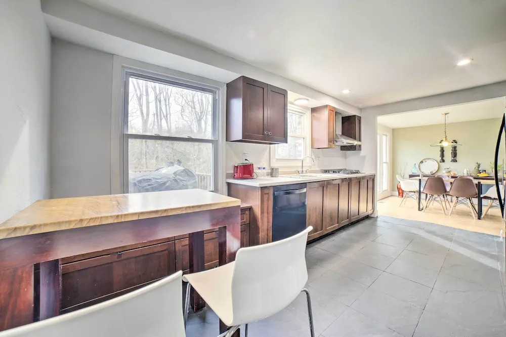 15 Mi to Pittsburgh: WFH-Friendly Home w/ Deck