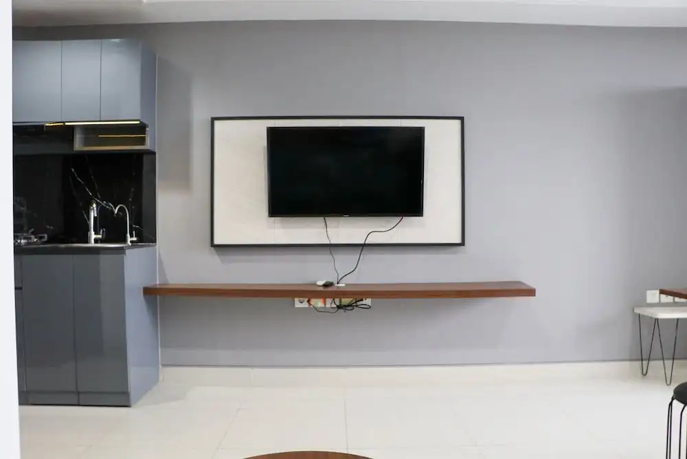 Beautiful Pool View Homey Spacious Studio At West Vista Apartment