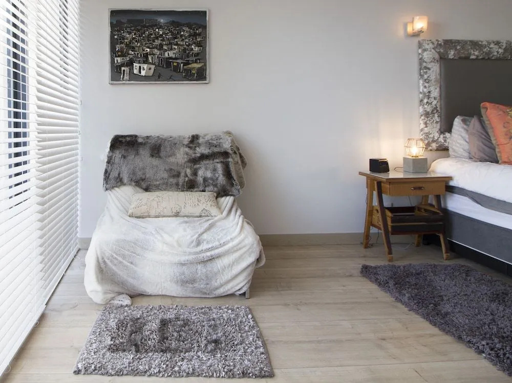 Trendy 1-BR City Center Apt