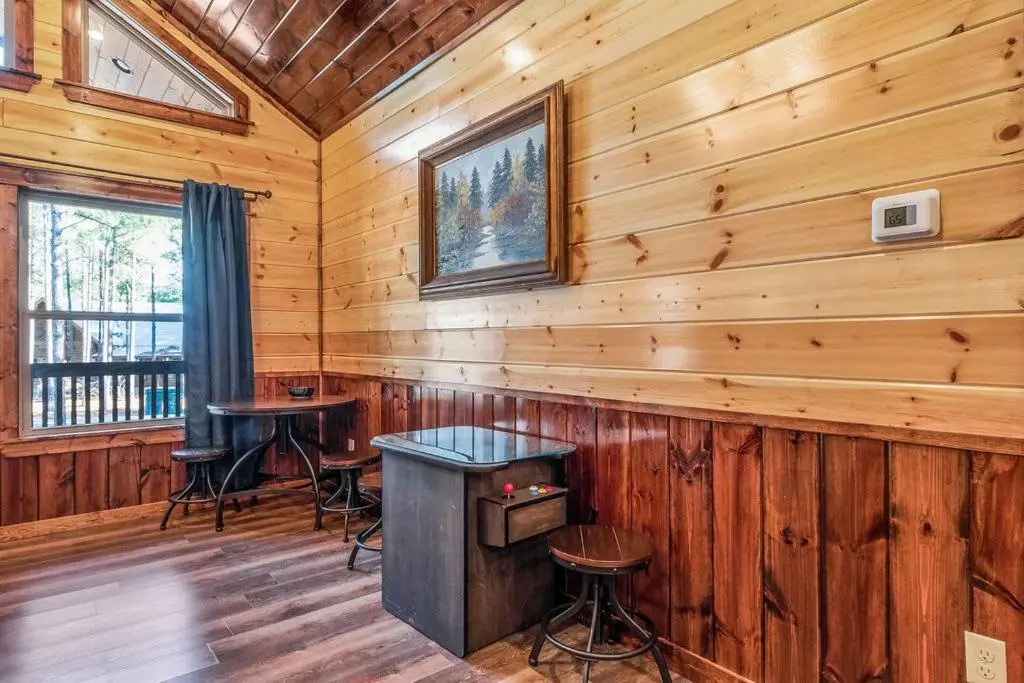 Large Luxury 2BR Cabin w Hot Tub Double Trouble was designed for fun comfort and memories minutes from buzzling Hochatown and beautiful Beaver Bend State Park