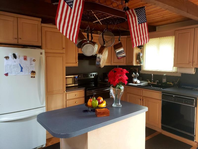 Quiet and Cozy Chalet Retreat - Renovated