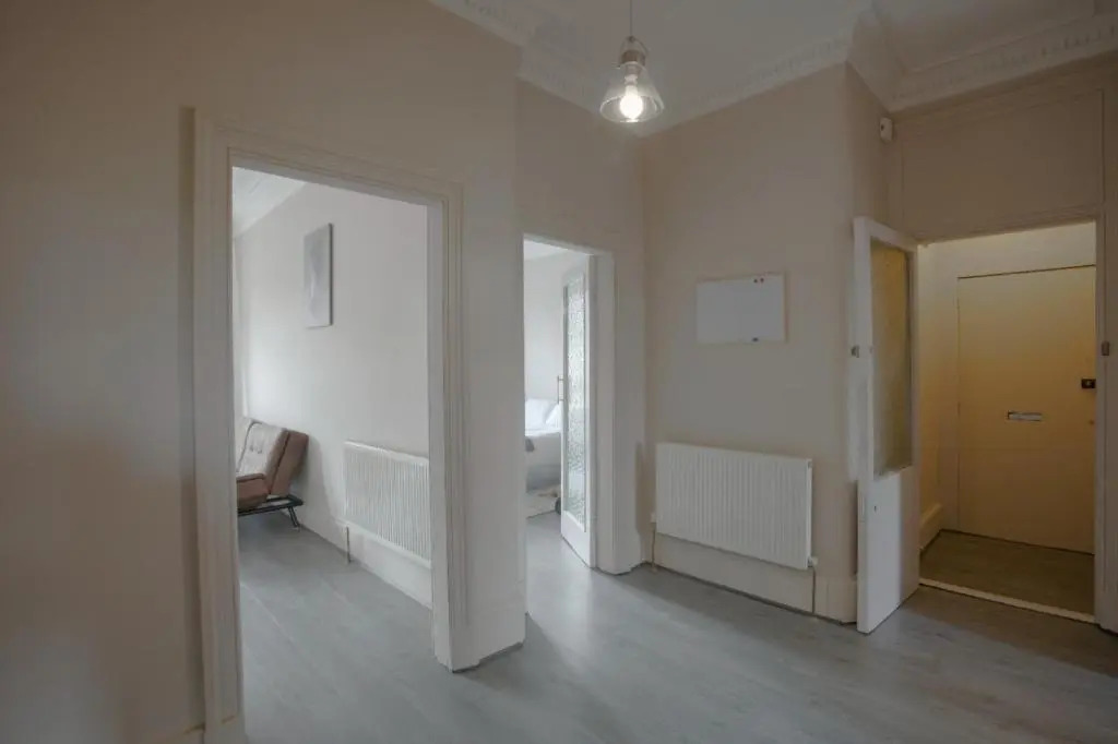Spacious 3-Bed Apartment for Small Large Groups Close to BBC SSE Central Glasgow West End Free Parking