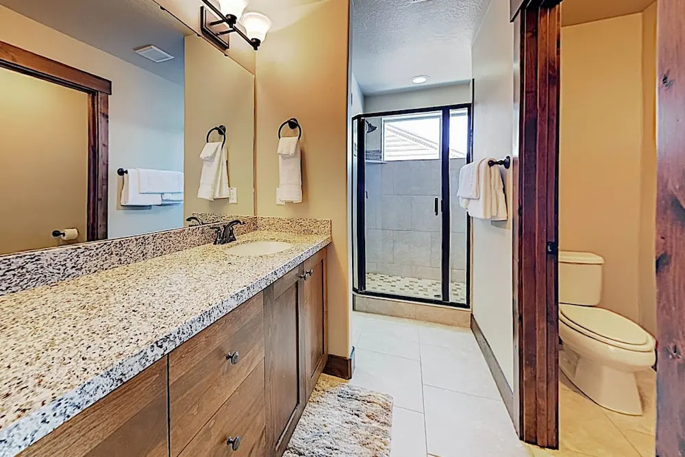 New Listing! Mountain W/ Hot Tub & Deck 5 Bedroom Townhouse