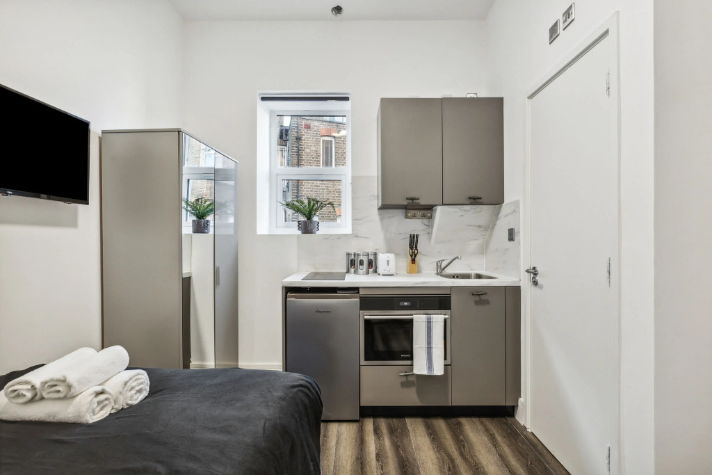STH Sutherland Avenue Apartment