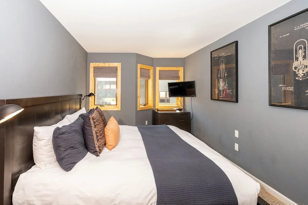Chalet Chic Condo, Short Walk To Lift 7, Covered Parking 2 Bedroom Condo by RedAwning