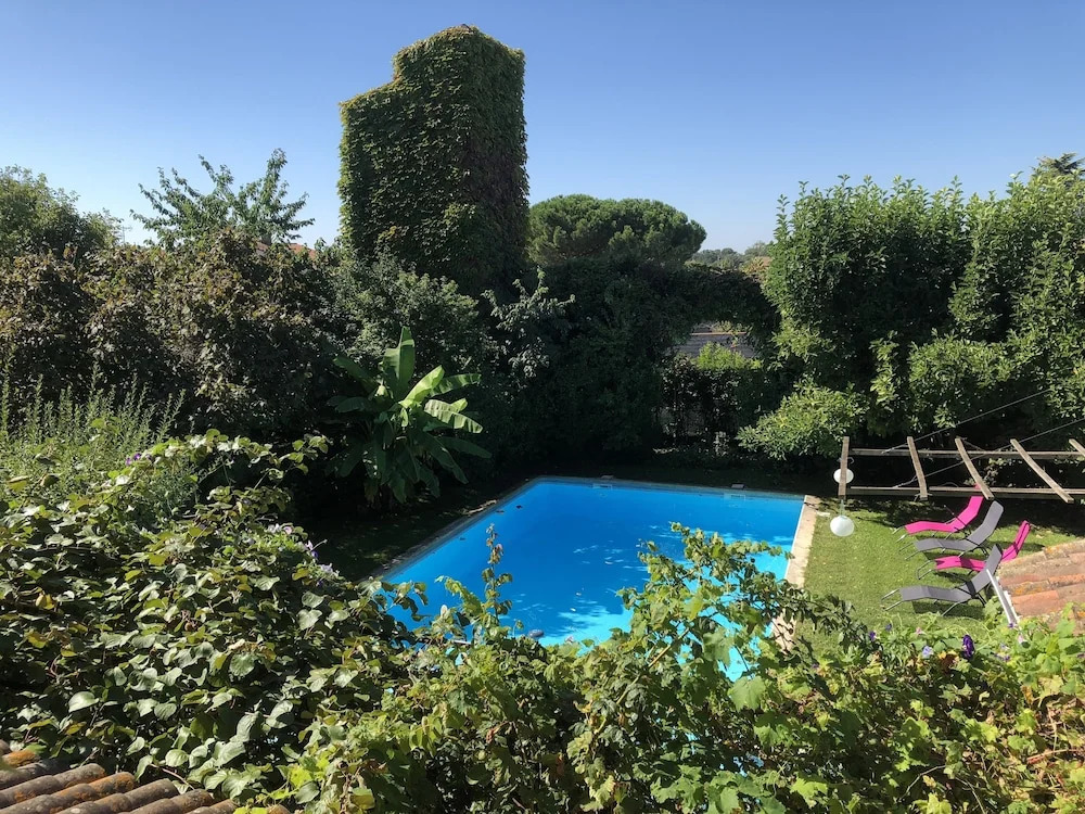 MAISON DE MAÎTRE GENTILHOME - Demeure de 1699 - Maison dhôtes avec suites de 35 à 40 metres carrés, chacune avec sa salle de bains privative - Jardins, piscine et tour - Toulouse Métropole
