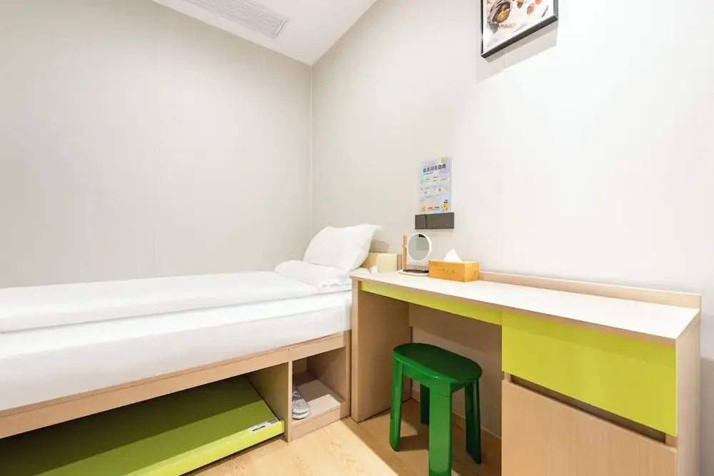 Lemon Hotel- New World Shopping Mall