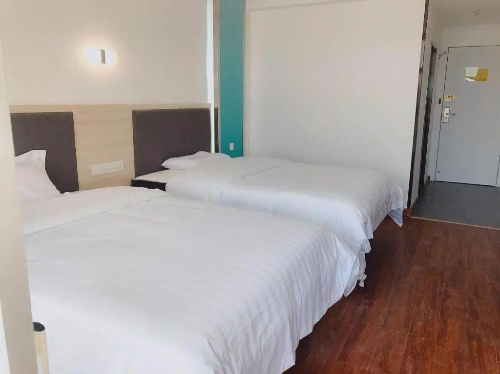 7Days Inn Zhuhai Crocodile Island Bohuang Furniture Baiteng Lake Branch
