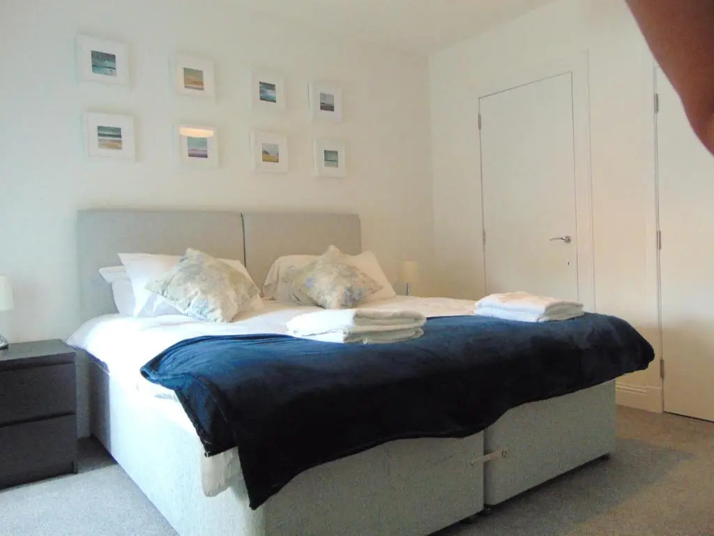GreenStar Apartments - Short Walk Away Into Dundee City Centre - 6 Individual Properties from 1 to 3 Bedrooms - Short & Long Stay Offers
