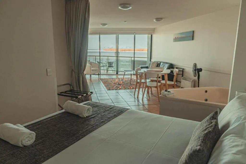La Promenade Absolute Waterfront Apartments