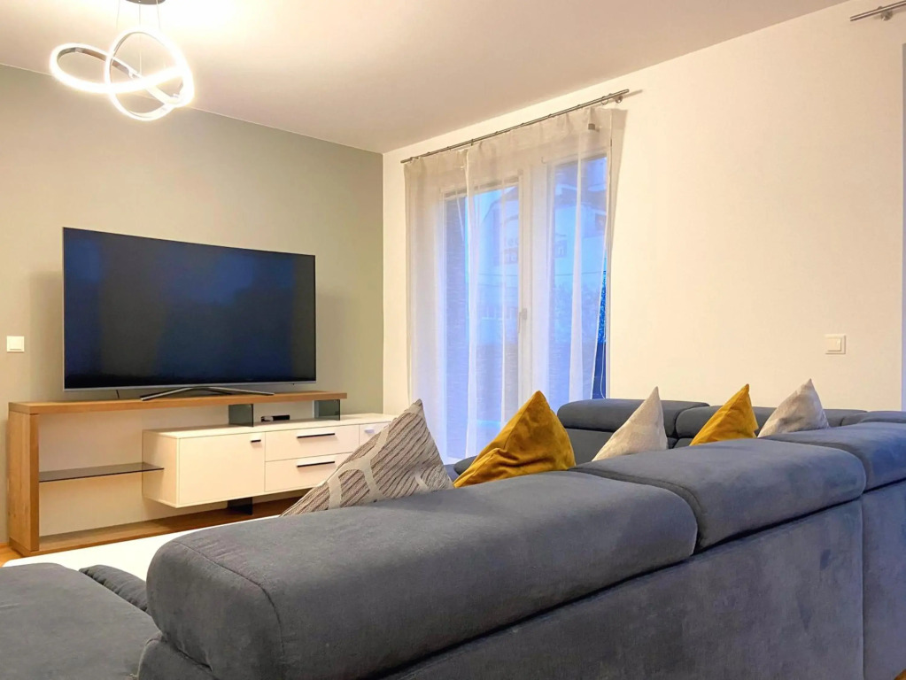 Near Lake Spacious & Furnished Beautiful Apartment