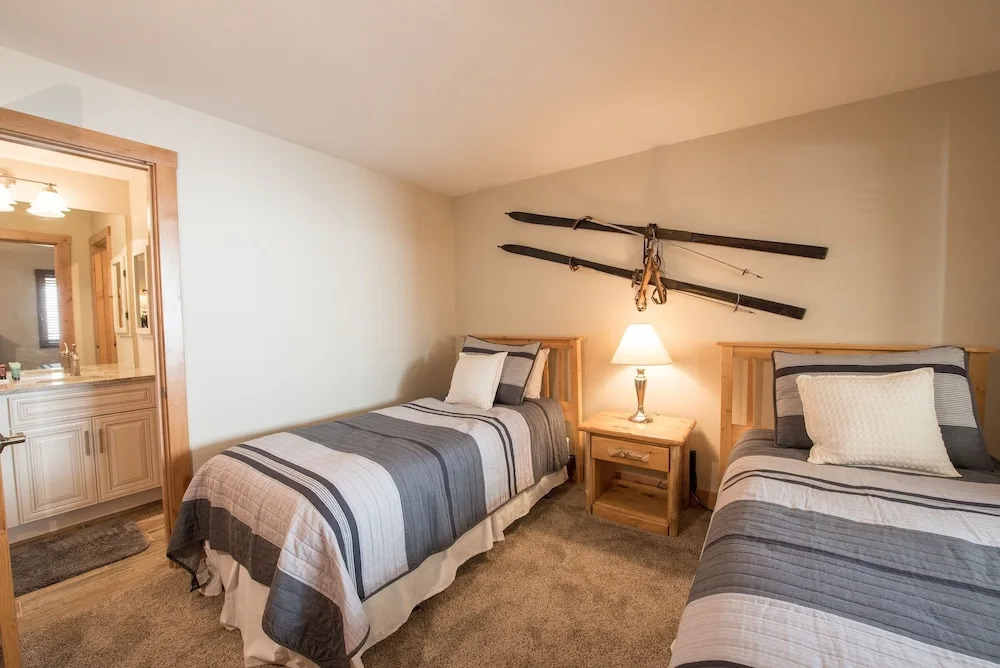 Recently Remodeled Ski Lodge Styled Plaza Condo - No Cleaning Fee! by RedAwning