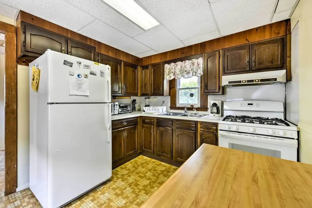 Breezy Ship Bottom House w/ Yard + Beach Access!