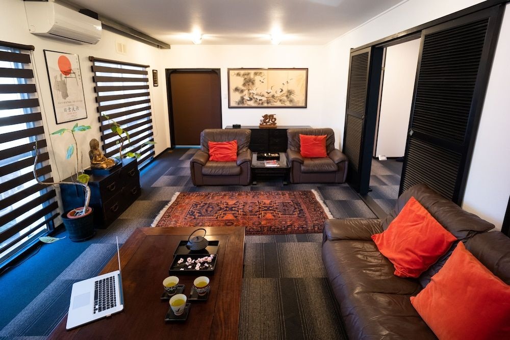 Jonni`s Place