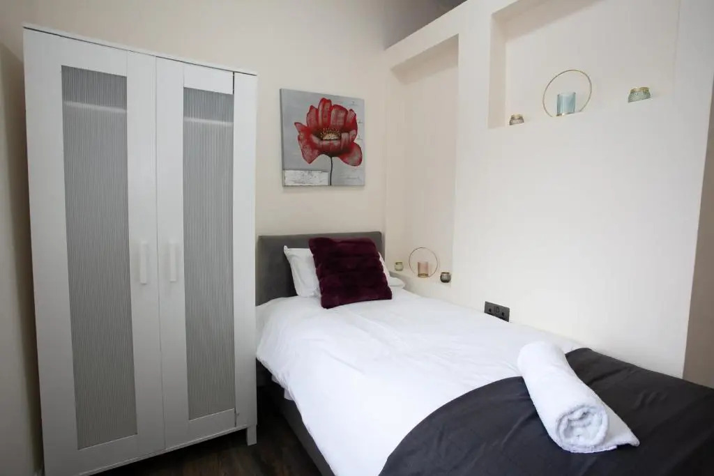 Modern Stays @ Kippax House (6 Bedrooms, 7 Beds, Sleeps 13, Free Parking)