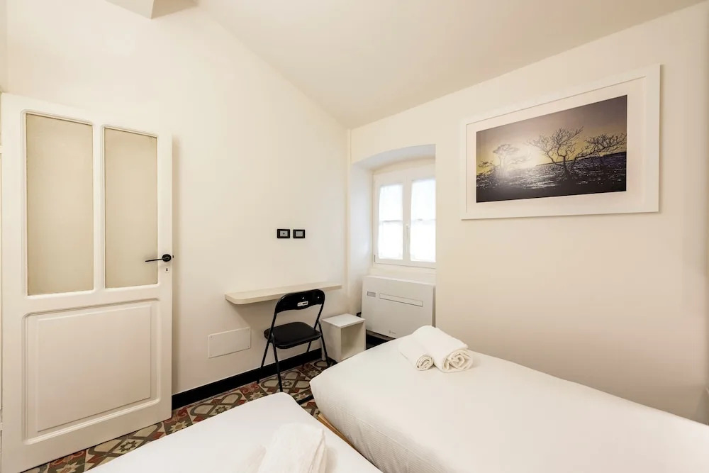 Bright 2BR flat moments from the beach