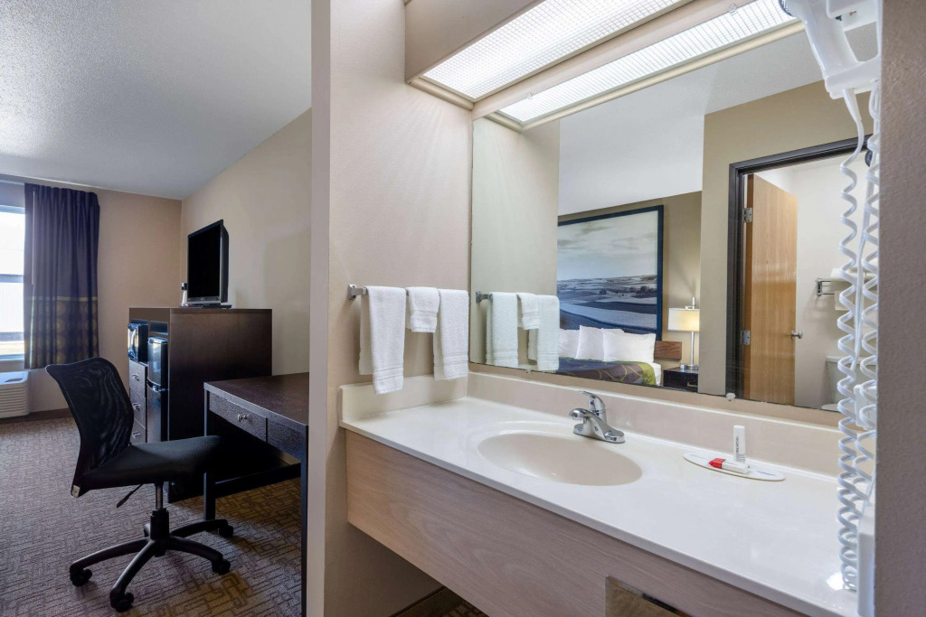 Super 8 by Wyndham Jackson MN