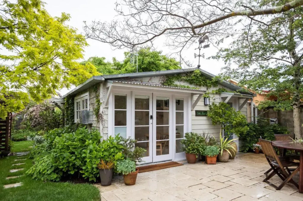 Silk Tree Studio - Steps to Cook Park - Central