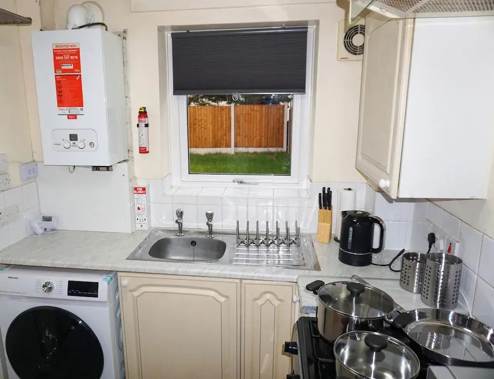 Biz & Fam Sleeps 7 Wigan w/ Parking, Self-check-in