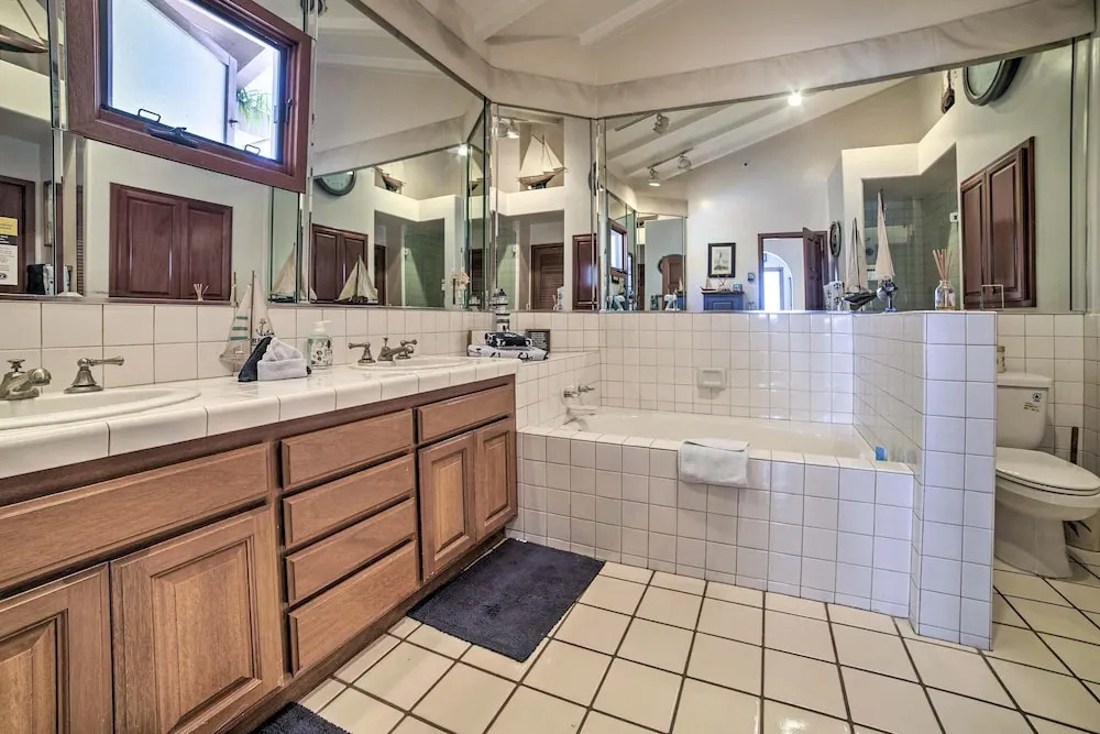Ocean-view Hamilton Cove Penthouse W/ Pool & Gym 1 Bedroom Villa