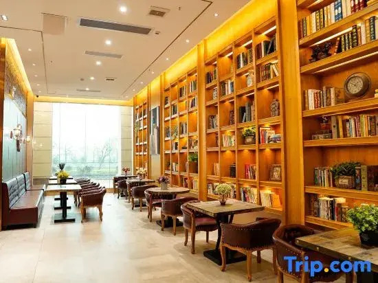 Yuefeng Xiying Hotel (Guangzhou South Railway Station Nanpu Subway Station)