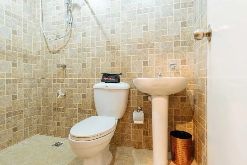 RedDoorz Plus near Osmena Highway 2 - Quarantine Hotel