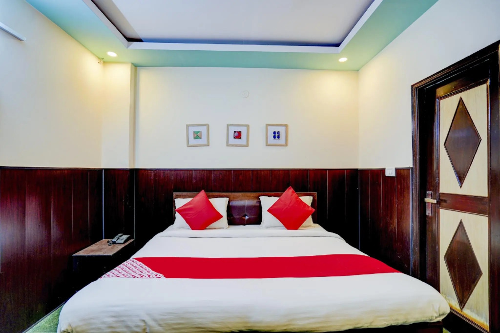 OYO 77406 Golden Divine  Inn