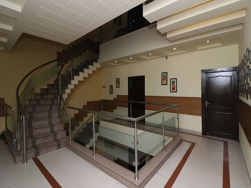 OYO 389 Hotel Applee Inn