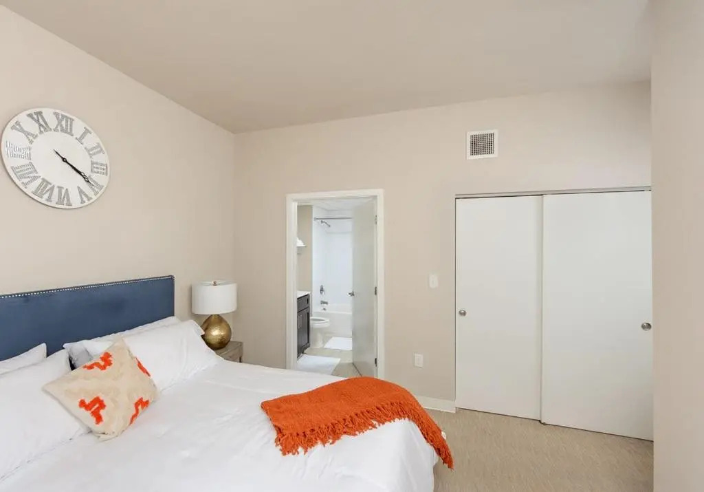 2BR Lux Apartment With Rooftop Deck, Gym & Parking