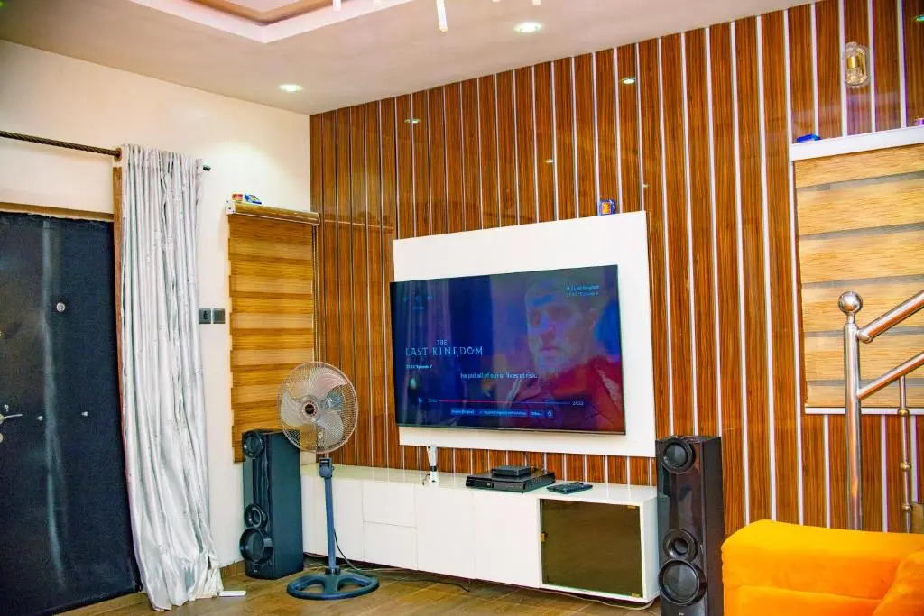 Luxury 3-Bedroom Duplex FAST WIFI & 247Power