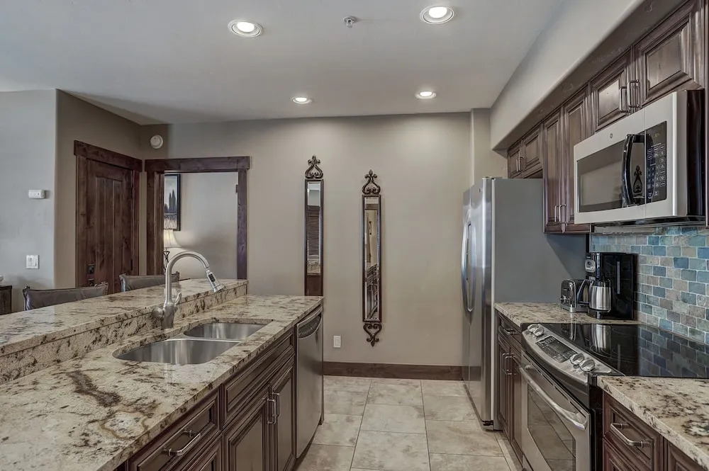 Luxury & Modern 2 Bdrm/2 Bath On Peak 7 2 Bedroom Condo by RedAwning