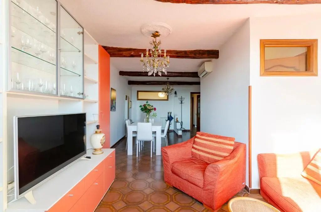 JOIVY Sunny 2-Bed Flat Near Aquarium