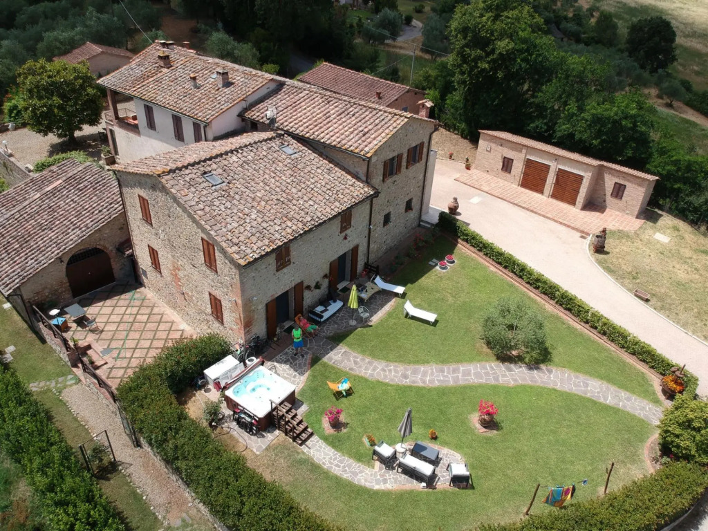 Wonderful house with hot tube and infinite view on Chianti 5 min drive form Siena-Cozy house