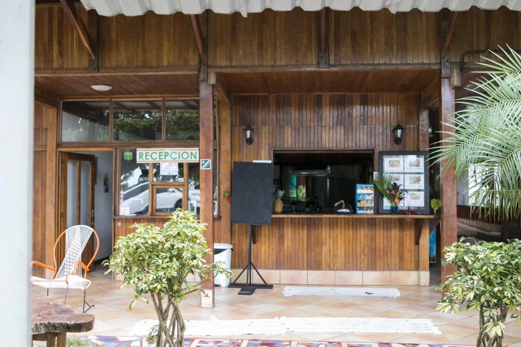 Hotel La Isla Inn