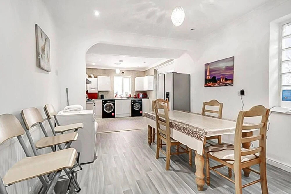 Stunning 7-bed Detached House in Luton With Parkin