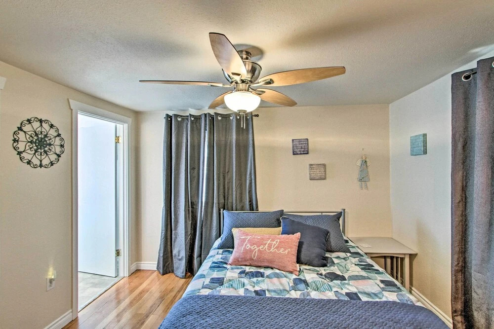 Lovely Tacoma Cottage w/ Fire Pit, Near Dtwn!