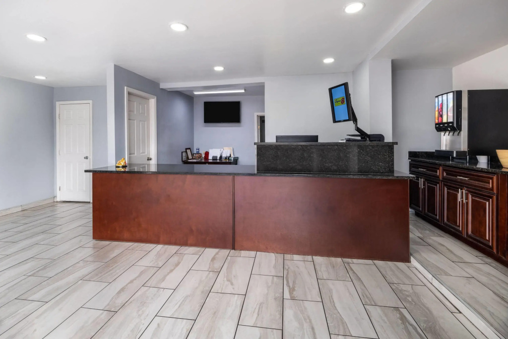 Super 8 by Wyndham Portsmouth - Norfolk