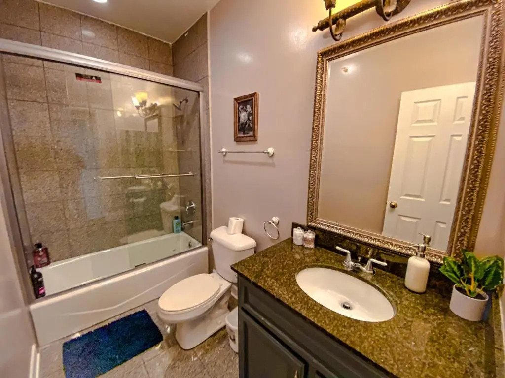 Beautiful 5br home for 14 guests with free parking
