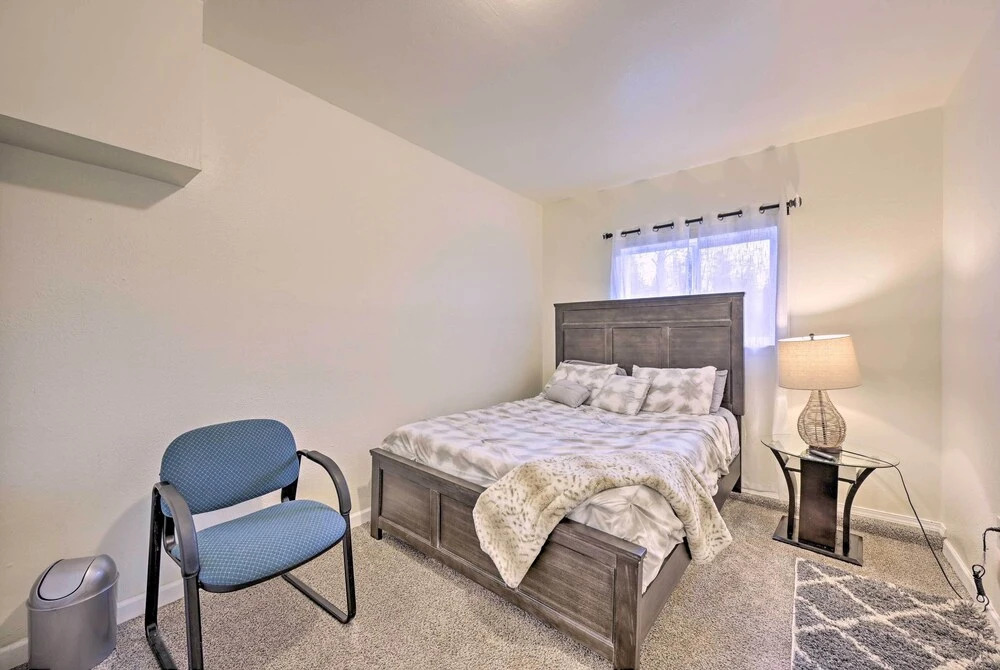 Shoreline Home w/ Deck ~ 14 Mi to Downtown Seattle