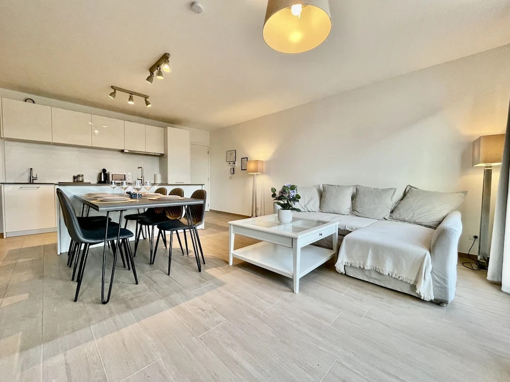 OneLuxStay near Diamond District