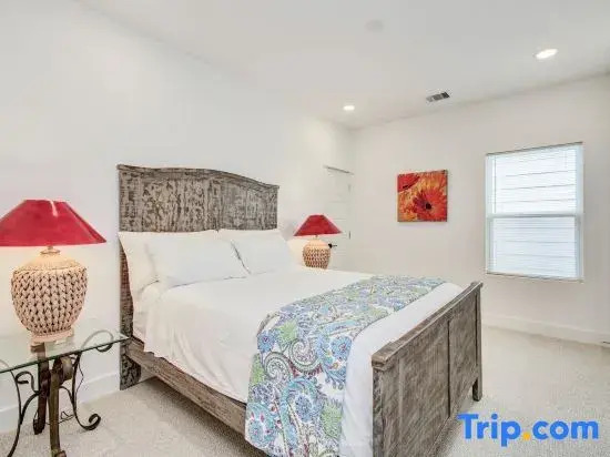 Modern getaway near downtown and airport