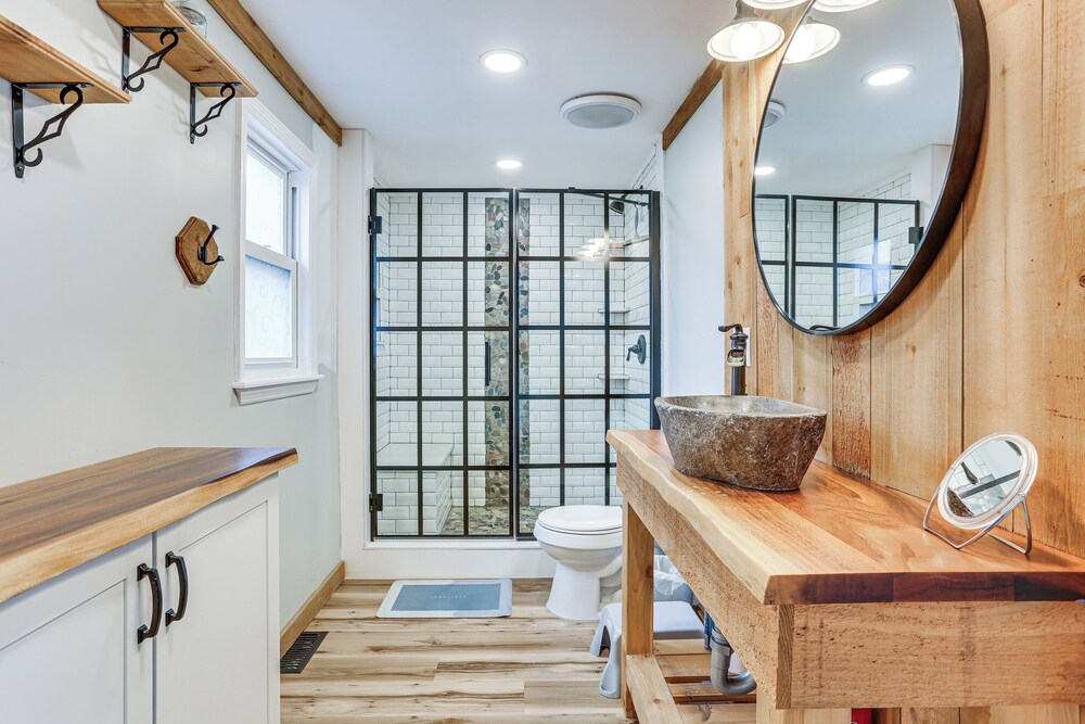 Year-round Fun in Monroe! Lakefront Family Home