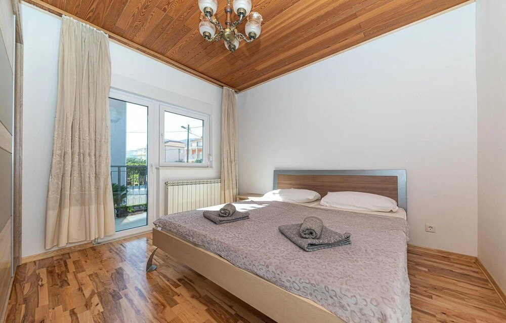 Stunning Apartment in Kastel Kambelovac With 3 Bedrooms and Wifi