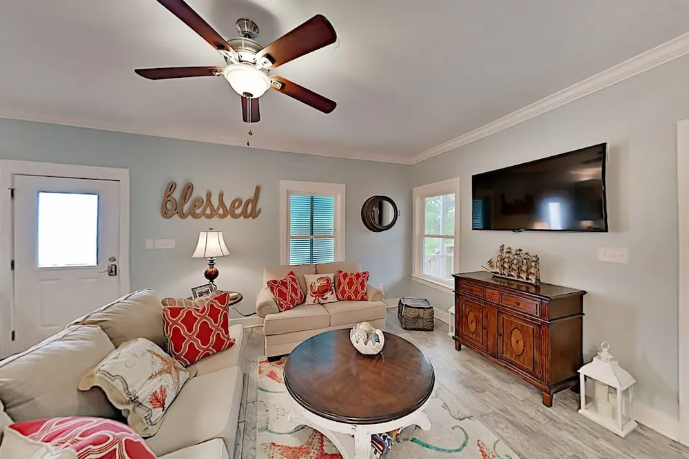 Stylish Beach W/ 2 Pools & Screened Deck 3 Bedroom Cottage
